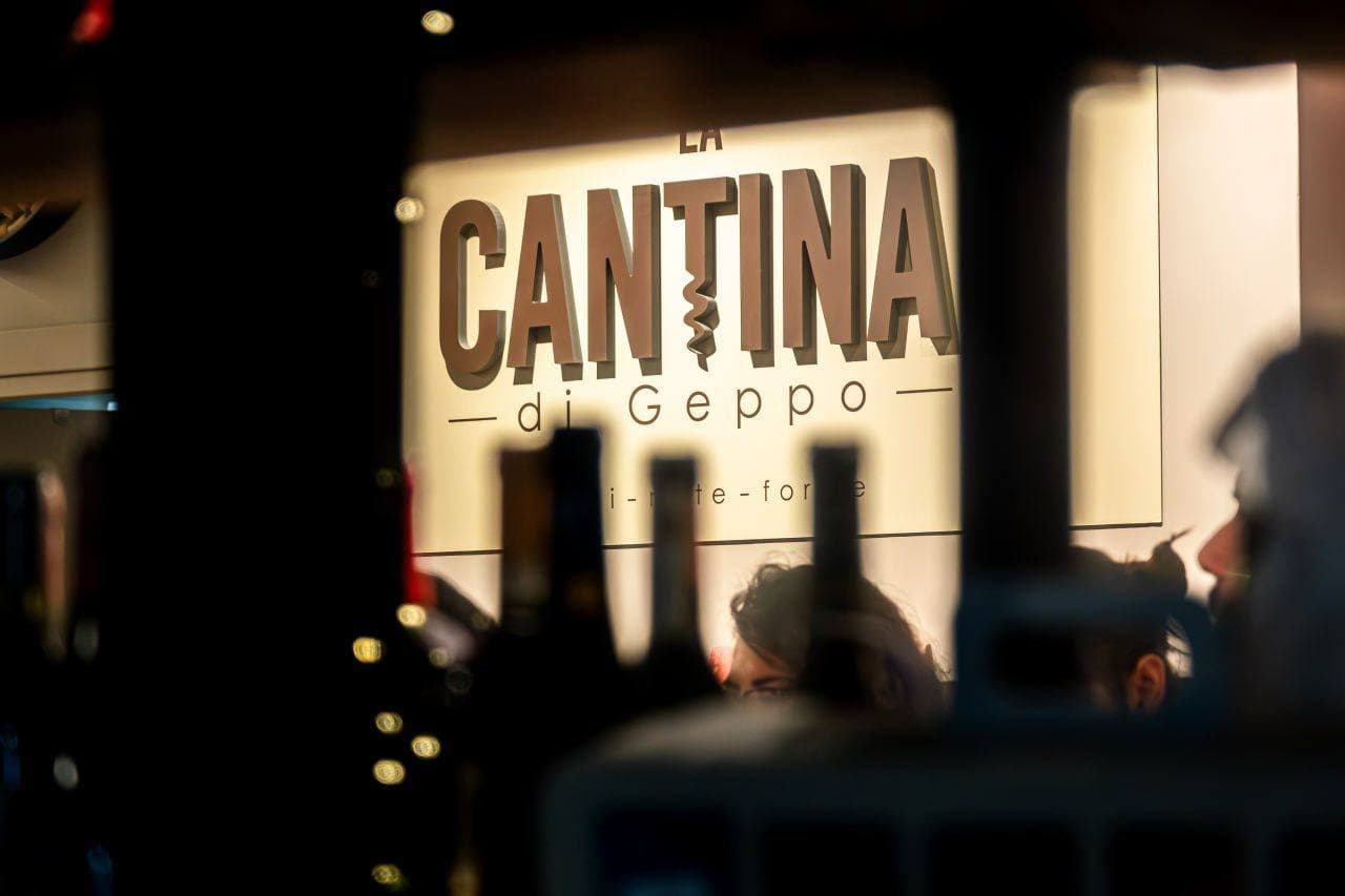 Cantina Geppo con vini e formaggi